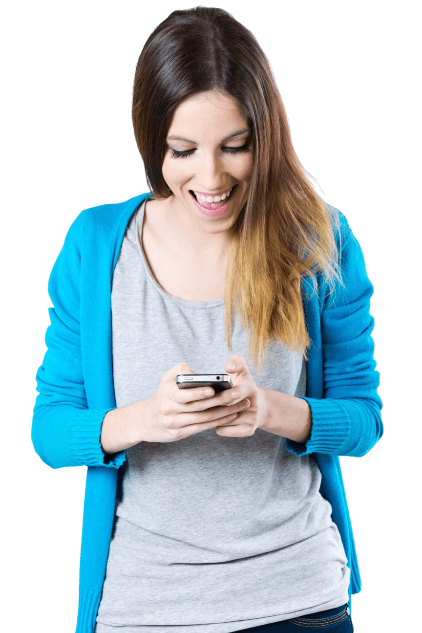 portrait-einer-schoenen-jungen-frau-die-laechelnd-auf-ihr-handy-schaut