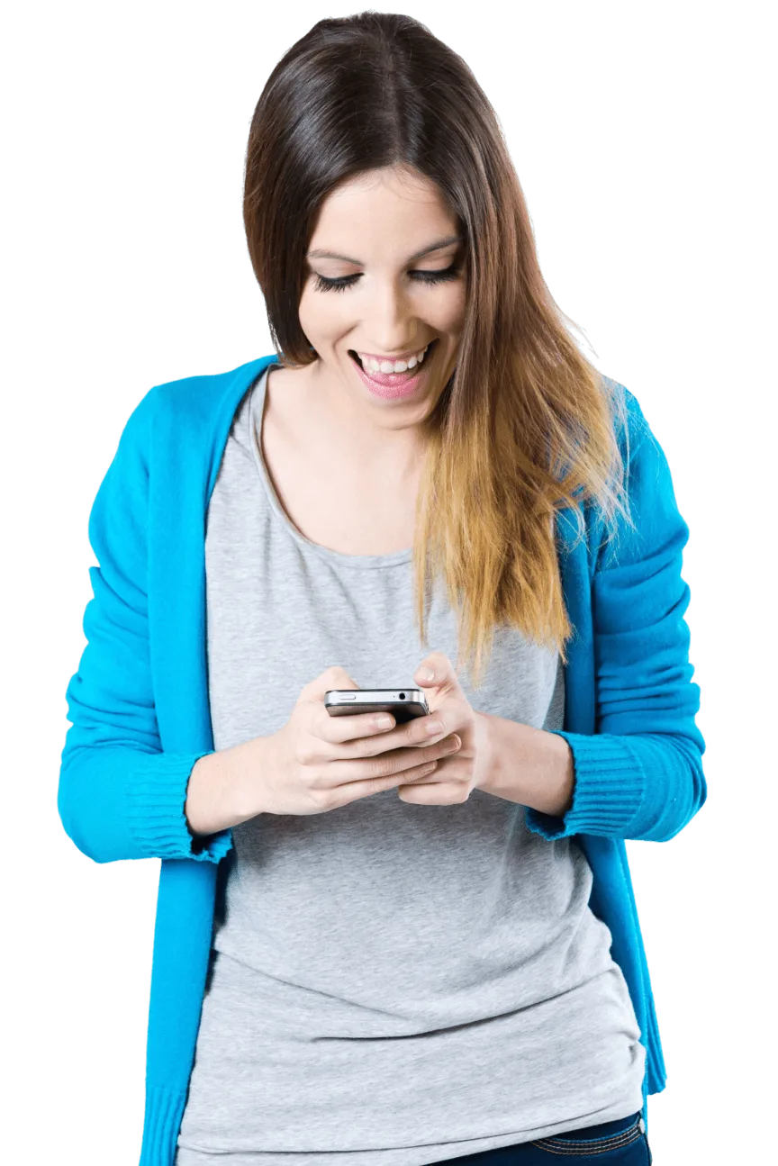 portrait-einer-schoenen-jungen-frau-die-laechelnd-auf-ihr-handy-schaut